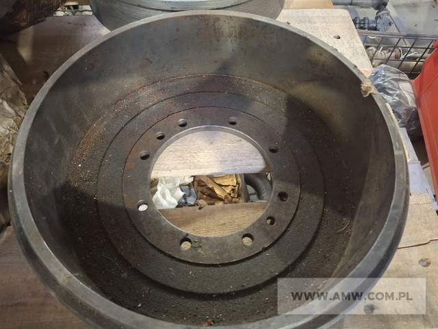 Części zamienne i akcesoria do pojazdów ZIŁ 130 - pakiet zawierający 154 poz. asort. (wg oddzielnego wykazu), w tym m.in.: przekładnie boczne, pompy wody, komplety remontowe silnika, bębny hamulca itp. 